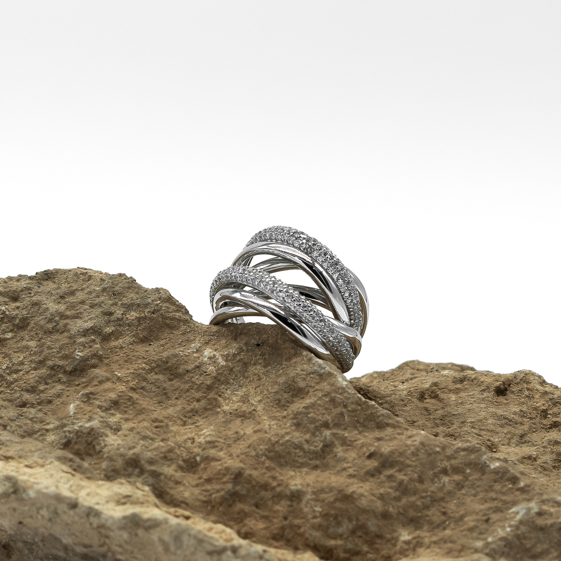 Carey-es-una-anillo-de-plata-de-ley-son-anillos-entrelazados-donde-dos-de-ellos-estan-engastados-con-circonitas-y-visualmente-le-dan-una-preciosa-forma-superpuesta-precioso