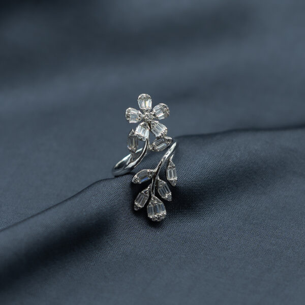 Flower-es-un-anillo-de-plata-de-ley-un-anillo-que-emula-unas-flores-el-brazo-en-forma-de-espiral-lo-hace-parecer-como-dos-anillos-dobles-muy-orginal