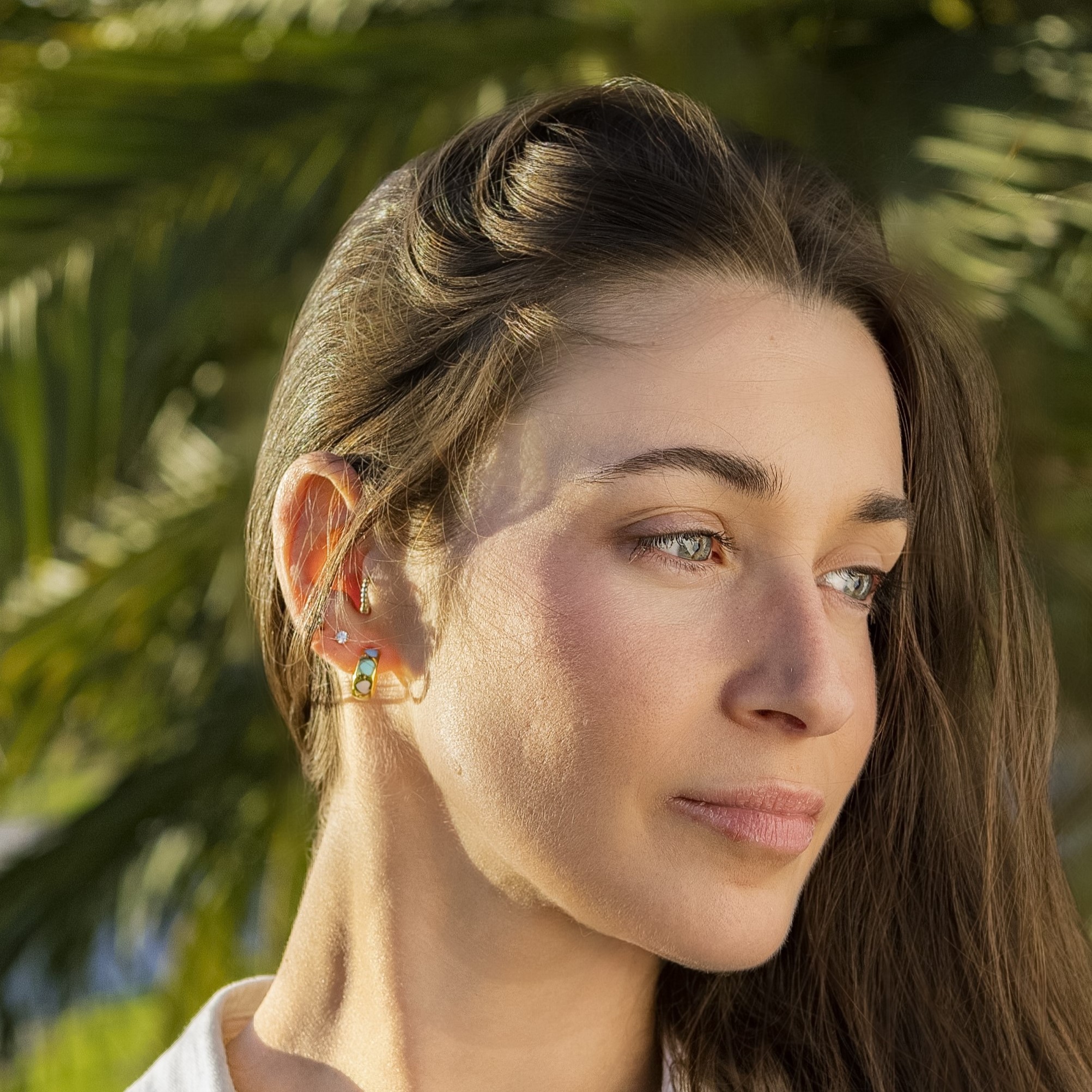 pendientes-de-plata-leah-corazones-medio-aro-dorado-colores-uso-diario-gioccosilver
