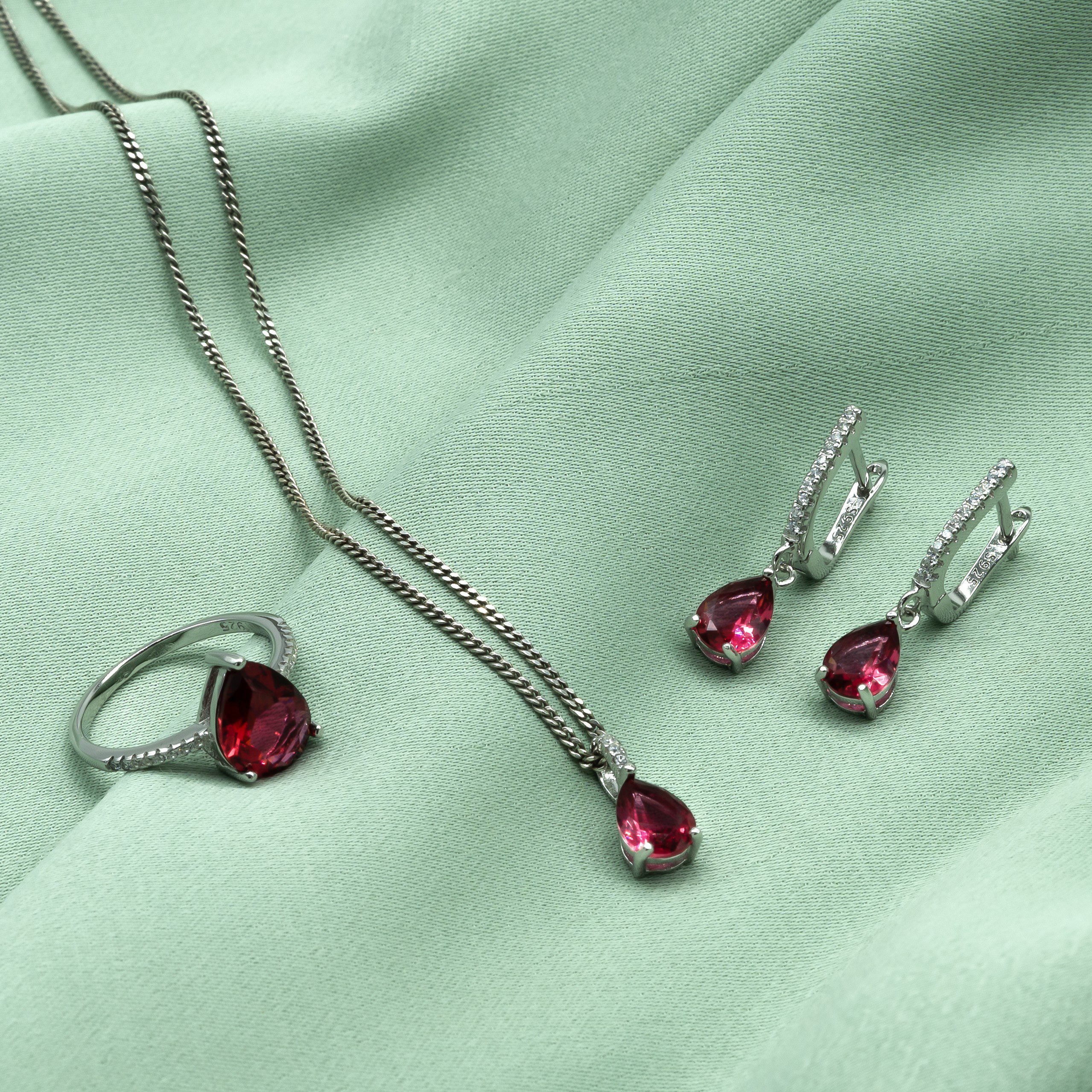 conjunto-de-plata-nina-con-lagrima-roja-colgando-y-circonitas-gioccosilver