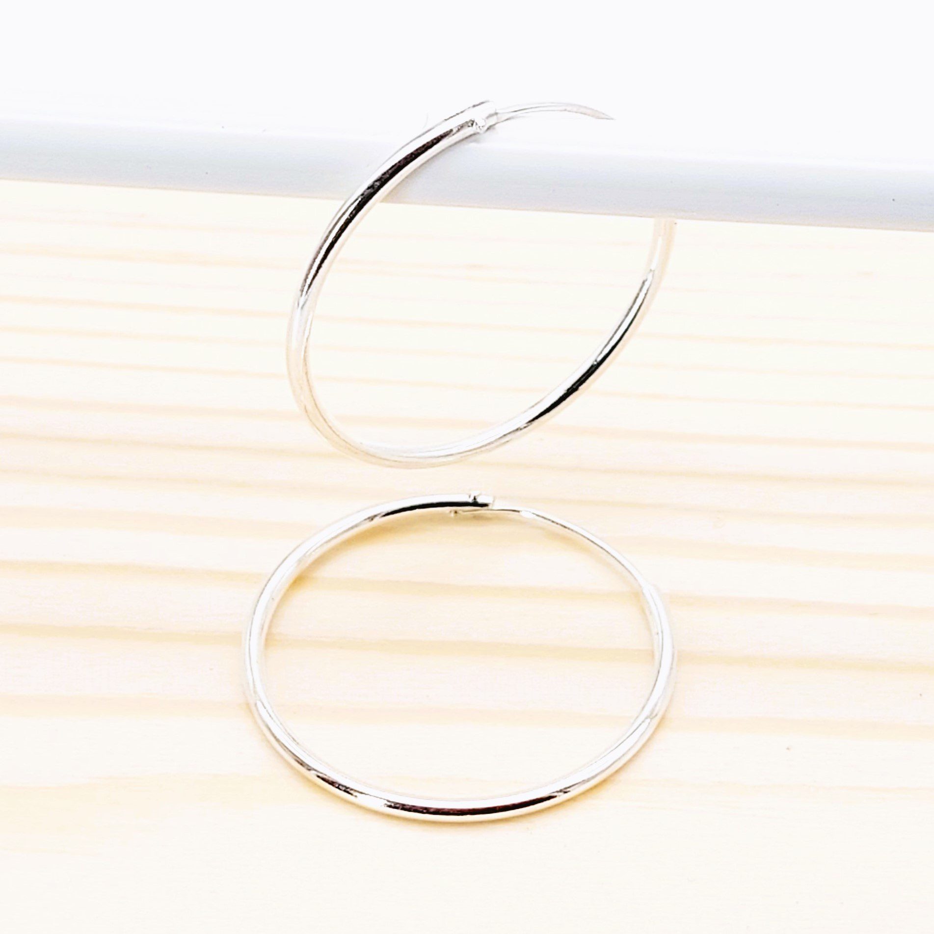 pendientes-de-plata-phyllos-aro-24mm-fino-plateado-cualquier-ocasion-gioccosilver