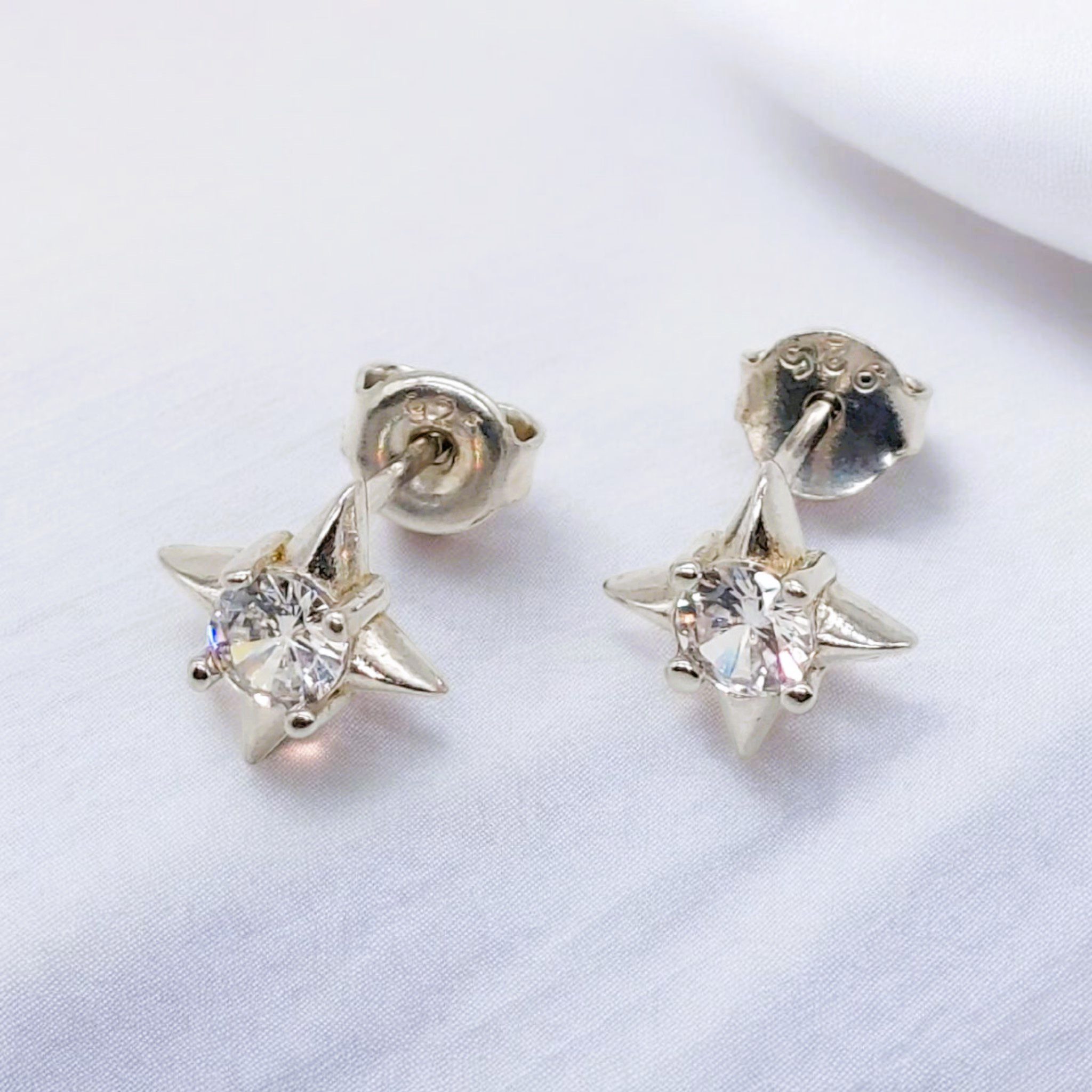 pendientes-dormilones-de-plata-laya-estrella-plateados-circonita-orejal-cualquier-ocasion-gioccosilver