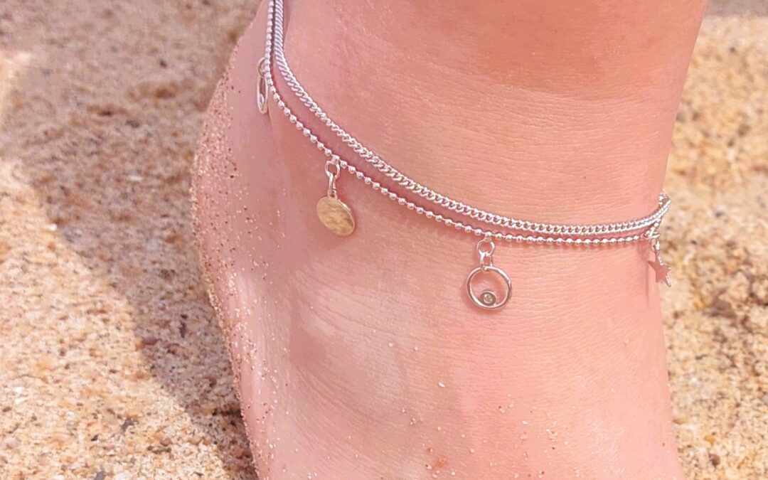 Tobilleras de plata: el accesorio estrella del verano&nbsp; y c&oacute;mo combinarlo