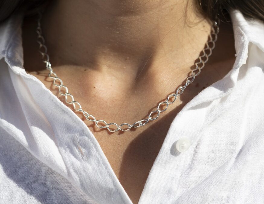 Fiorella: la cadena de plata blanca que destaca sobre la piel bronceada